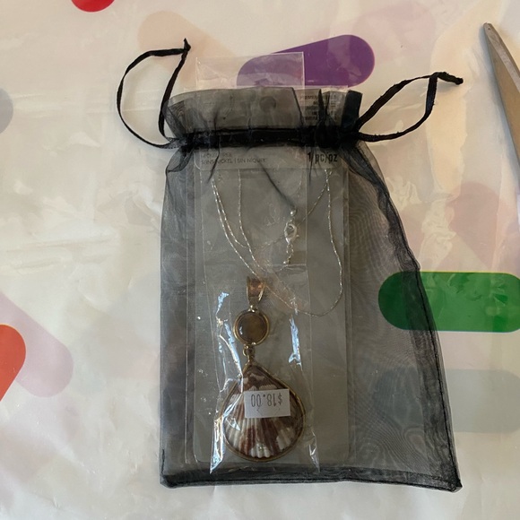 Summer, Hanging Shell Pendant with a new 18” Chain, NWT - Picture 7 of 8